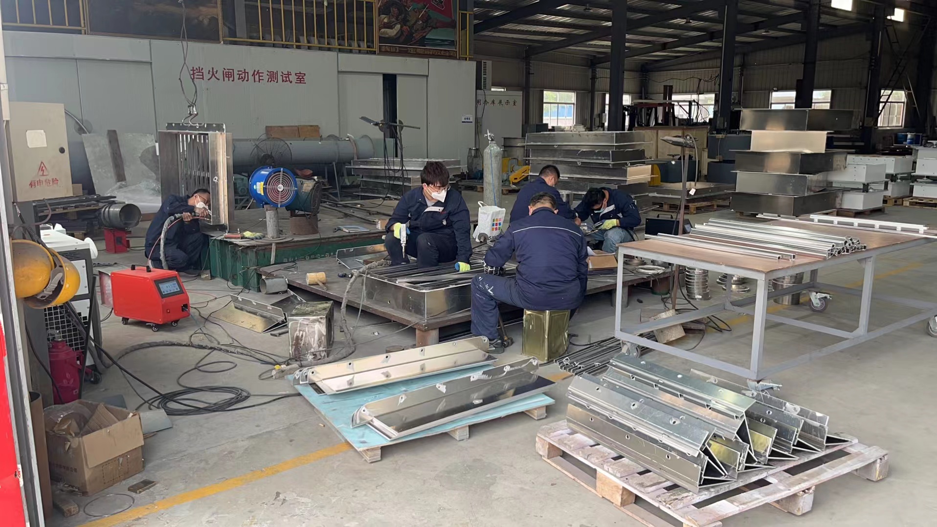 公司華北辦喜接12條船的鋁質(zhì)汽水分離百葉窗大單(圖2) e7be170201e28f939b1c1be3bec42fd.jpg