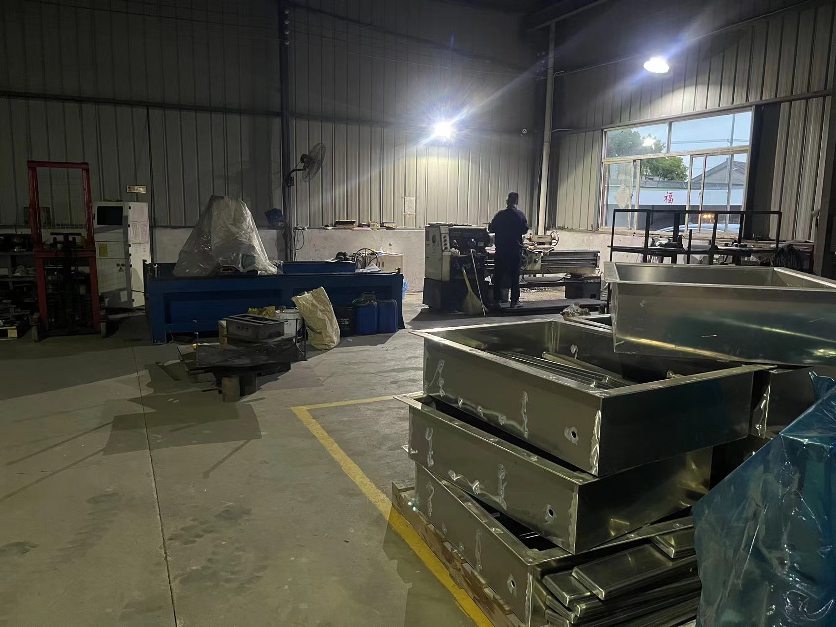 公司華北辦喜接12條船的鋁質(zhì)汽水分離百葉窗大單(圖1) d1f28c82411adb4439775cb6d9235a9.jpg